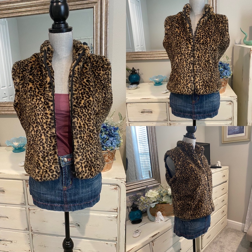 Gorgeous Cejon leopard print vest! Sz. M